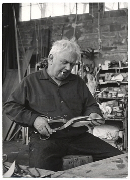 Alexandre Calder dans son atelier  Coll. Part.  ADAGP
