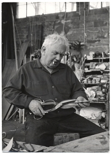 Alexandre Calder dans son atelier   - (c) Coll. Part. -  (c) ADAGP