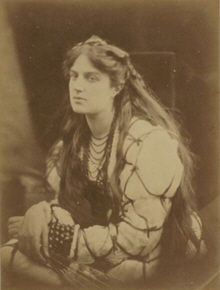 Julia Margaret Cameron (1815-1879) : " Hypatia " - 1868 - Epreuve sur papier albumin  partir d'un ngatif verre au collodion -  Muse d'Orsay - Paris