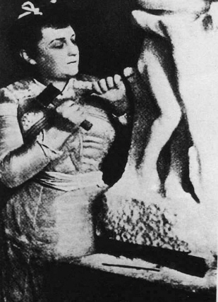 Camille Claudel sculptant dans le marbre "Vertumne et Pomone" en 1905 © Coll. Part. 