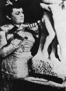 Camille Claudel sculptant dans le marbre "Vertumne et Pomone" en 1905  Coll. Part. 