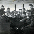 Groupe d’engags volontaires du 21 RMVE dans une baraque du camp d’instruction militaire du Barcars (Pyrnes-orientales). France, 1939-1940.