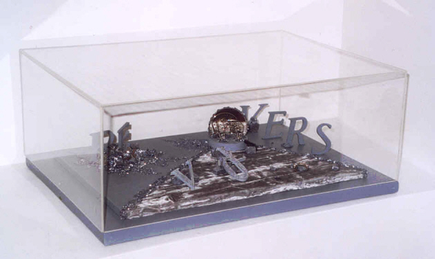  Frantz : Pome vu : " Rvolvers  " Techniques diverses : velourrs, galne, lettres en lige,  objets, peintures,plexiglass et collages sur bois. Format : 52 x 38 x 25 cm - 2003 -   LMDA / F.