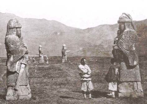 John Thomson : " Statues des guerriers de l'Empereur Hongwu  Nankin  " 1871  