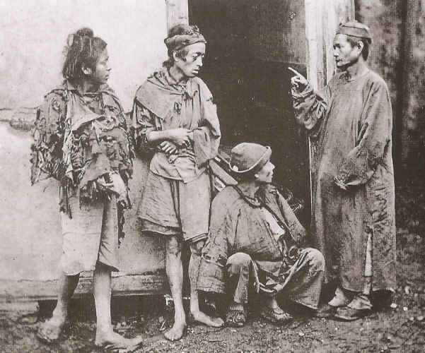 John Thomson : " Le Roi des mendiants donnant des ordres  ses " sujets "  Fou-Tch " 1871  